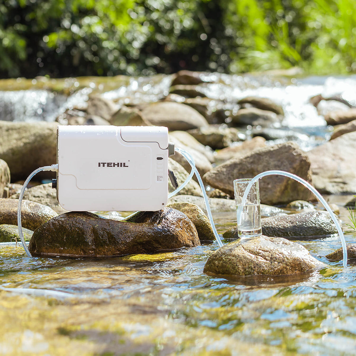ITEHIL portables RO-Wasserfiltersystem an einem Bach